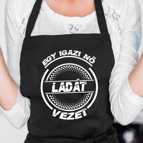 Ladás_kötény_Igazi_nő_Ladát_vezet_