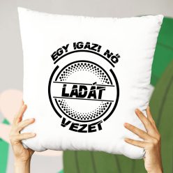 Ladás_párna_Igazi_nő_Ladát_vezet_