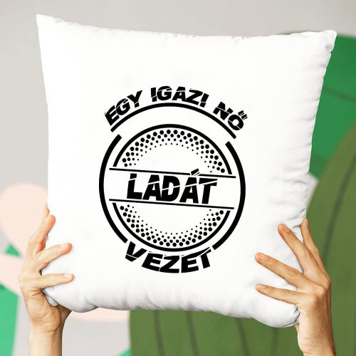Ladás_párna_Igazi_nő_Ladát_vezet_