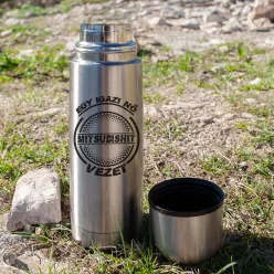 Autós_termosz_Igazi_nő_Mitsubishit_vezet_