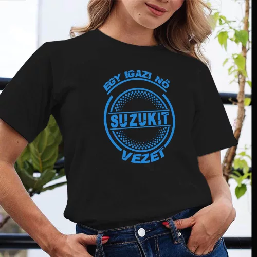 Suzukis_póló_Igazi_nő_Suzukit_vezet_