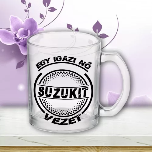 Suzukis_bögre_Igazi_nő_Suzukit_vezet_
