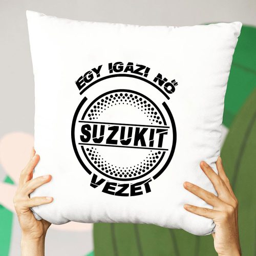 Suzukis_párna_Igazi_nő_Suzukit_vezet_