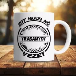 Trabantos_bögre_Igazi_nő_Trabantot_vezet_