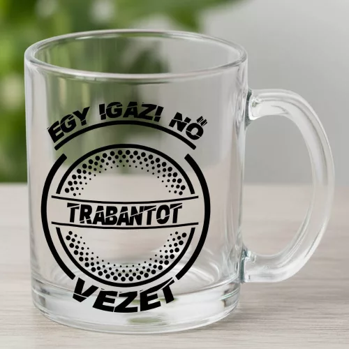 Trabantos_bögre_Igazi_nő_Trabantot_vezet_