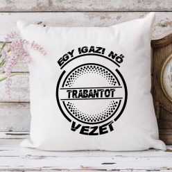 Trabantos_párna_Igazi_nő_Trabantot_vezet_