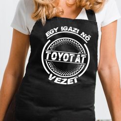 Toyotás_kötény_Igazi_nő_Toyotát_vezet_