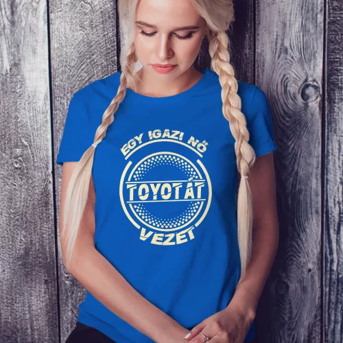 Toyotás_női_póló_Igazi_nő_Toyotát_vezet_