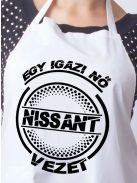 Nissanos kötény_Igazi nő Nissant vezet