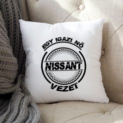 Nissanos_párna_Igazi_nő_Nissant_vezet_