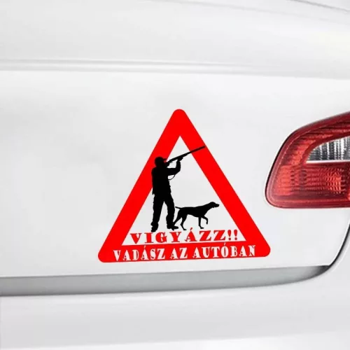 Vigyázz_vadász_az_autóban_Vadász_matrica_