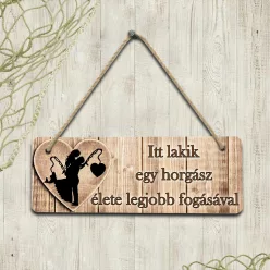 Ajtódísz_Itt_lakik_egy_horgász_élete_legjobb_fogásával