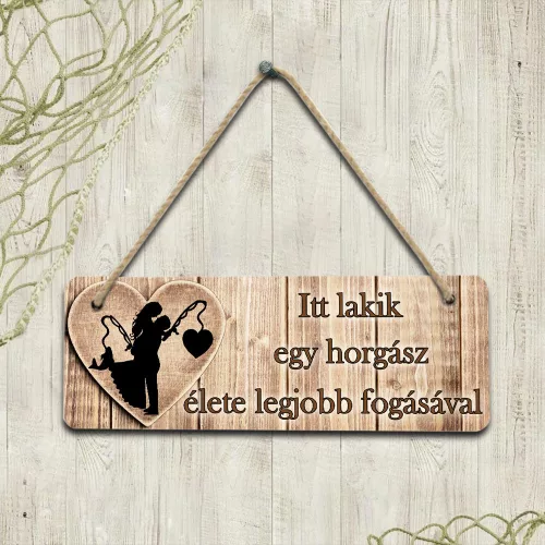 Ajtódísz_Itt_lakik_egy_horgász_élete_legjobb_fogásával