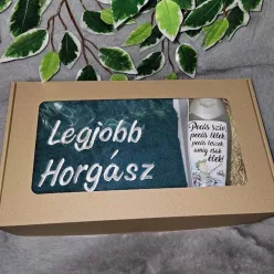 Ajándékcsomag_horgásznak_Hímzett_törölköző,_tusfürdő