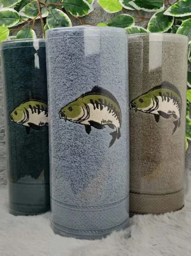 Meglepetés_horgásznak_Ponty_mintás_hímzett_törölköző